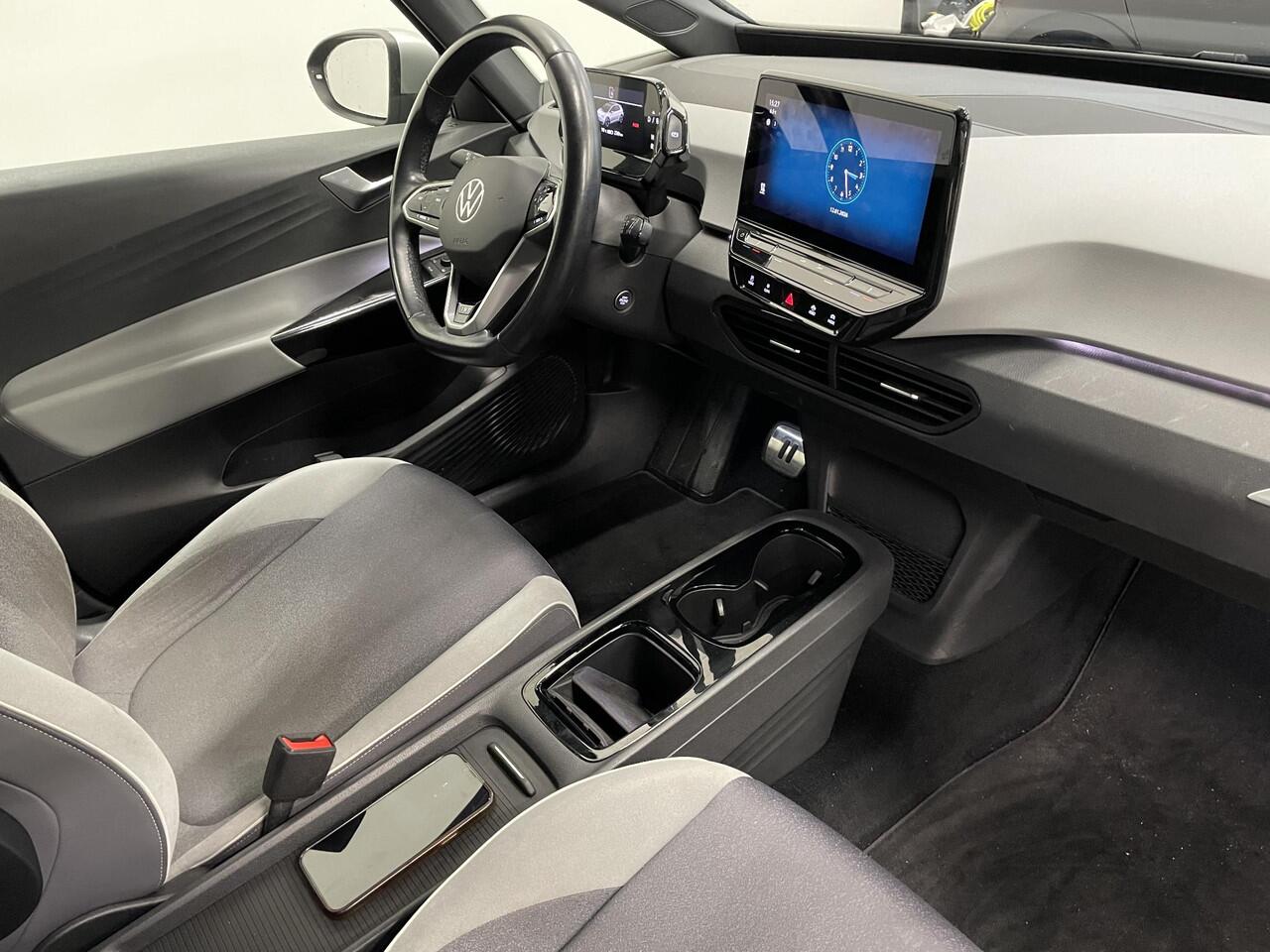 Volkswagen ID.3 First Plus 58 kWh Airco ECC Navi Carplay PDC VA+ Camera Adaptive Cruise Control 19" LM Velgen LED Matrix