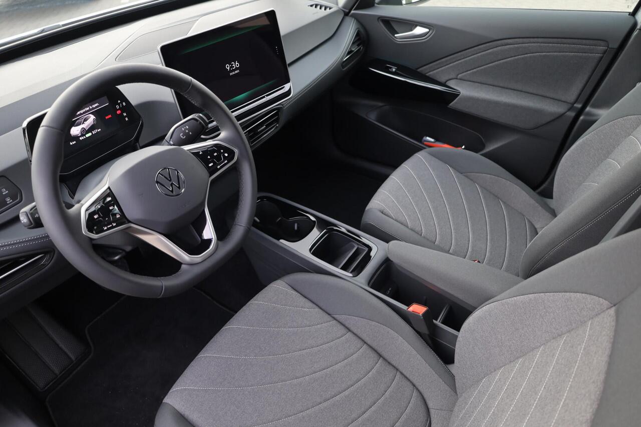 Volkswagen ID.3 Black Edition 52 kWh 170PK / 125kW Apple Carplay & Android Auto, verwarmbare voorstoelen, LED koplampen, navigatie (Discover Pro), comfortstoelen, DAB+, draadloos telefoon laden, rijstrookbehoud assistent (Lane Assist), extra getint glas achter, verkeerst