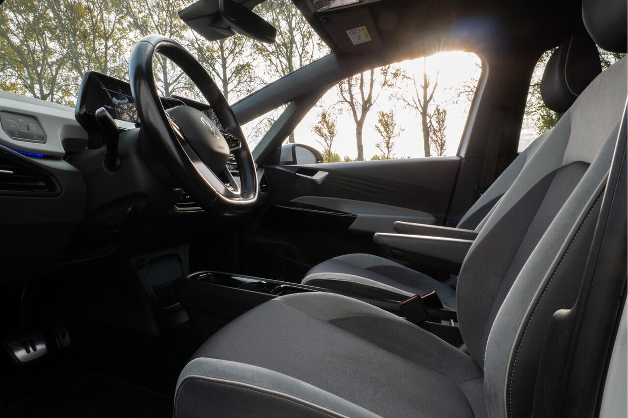 Volkswagen ID.3 First Plus 58 kWh Camera/ Stoel-stuurverwarming/ Full led/ Navigatie/ Carplay/ 19" Lmv