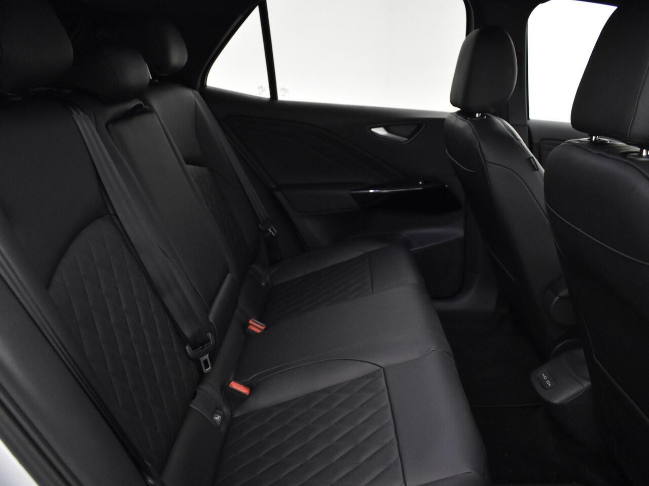 Volkswagen ID.3 Pure Oranje Edition 52kWh |125 kW/170pk Volkswagen ID.3 Pure Oranje Edition 52 kWh |125 kW / 170 pk H | 18" LM velgen met All-season banden | Lederen bekleding | Getint glas |