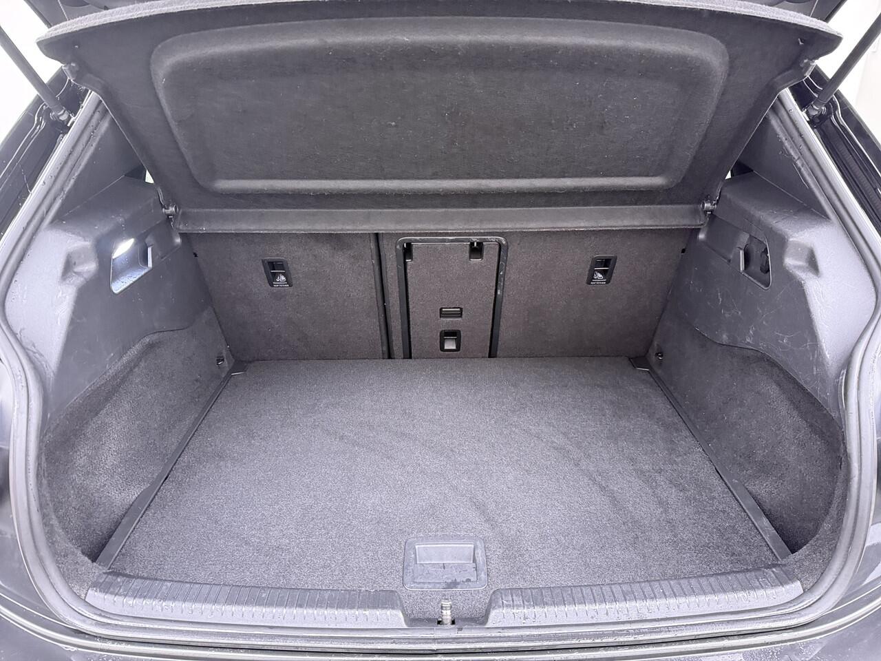 Volkswagen ID.3 First Max 58kWh Pano-dak Adap.Cruise Camera Elektr.Sport-Stoel+Verwarmd PDC Apple Carplay Android Ergo Active-Stoel Navi-Pro Ecc Stoel-Stuurverwarming Lmv Privacy Glas Keyless Advanced Led-Achterlicht dynamisch Matrix Led Origineel Nederlandse Auto Zeer c