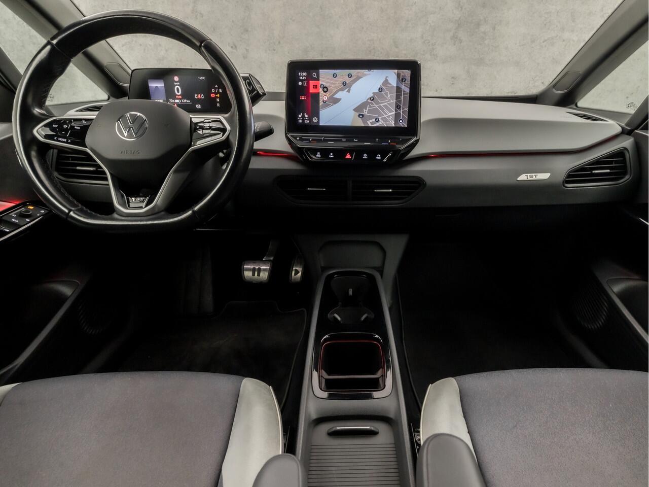 Volkswagen ID.3 First Plus 58 kWh 204Pk Automaat (APPLE CARPLAY, GROOT NAVI, CAMERA, STUUR/STOELVERWARMING, KEYLESS, GETINT GLAS, ADAPTIVE CRUISE, ZWART HEMEL, NIEUWSTAAT)