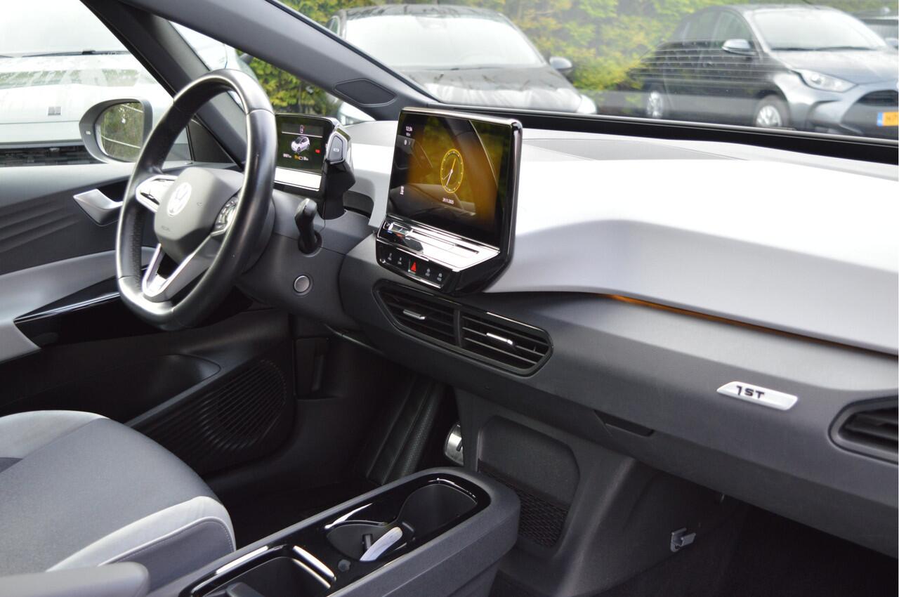 Volkswagen ID.3 First Plus 58 kWh NL-Auto / 19" / SOH 89% / Led matrix / Clima / Keyless / Apple,android