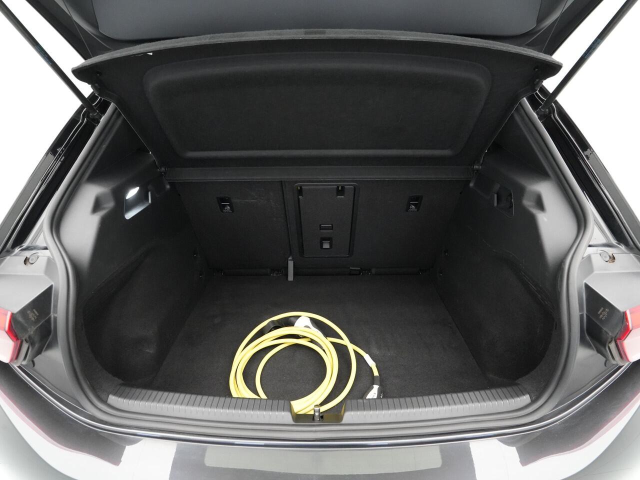 Volkswagen ID.3 First Plus 58 kWh Navigatie Carplay stoel/stuurverwarming Camera 89%SOH Demo TH