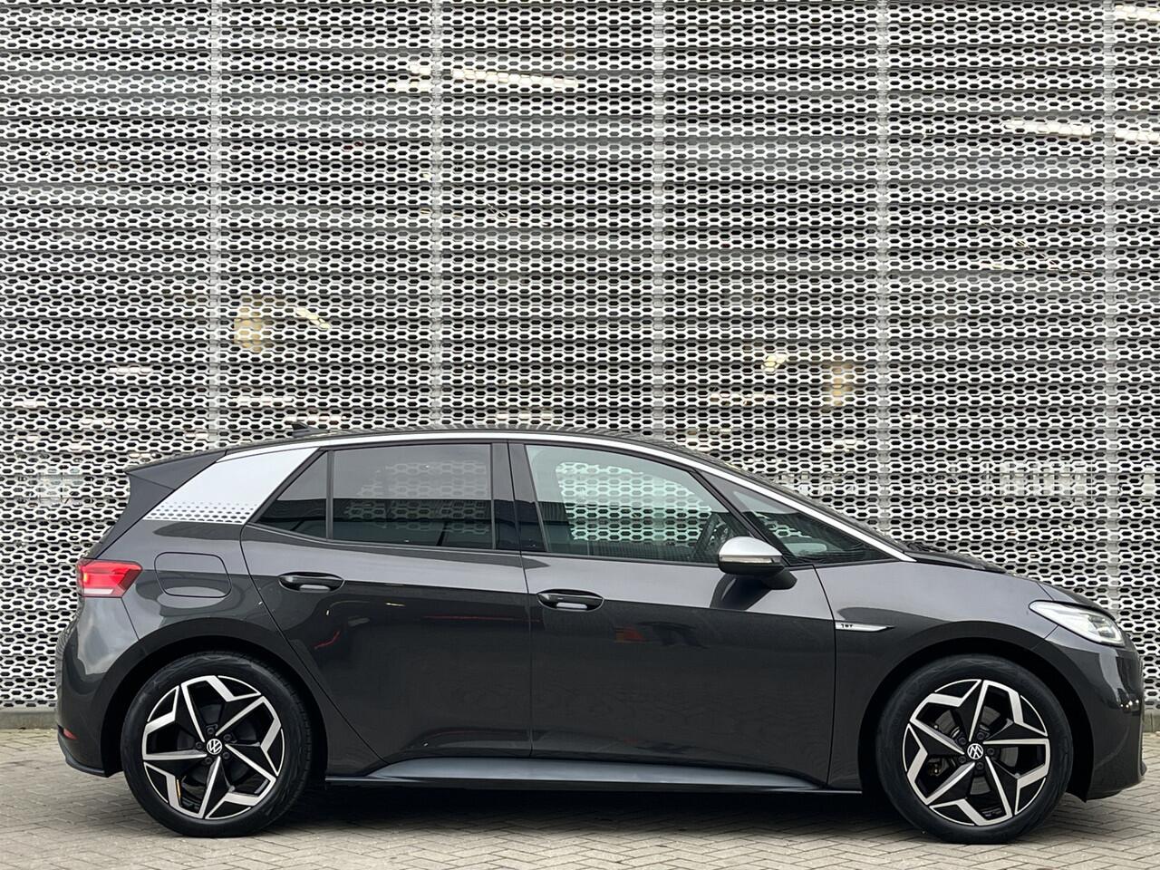 Volkswagen ID.3 First Plus 58 kWh / Navigatie / Camera / Parkeersensoren V+A / App connect / Lichtmetaal 19 inch /