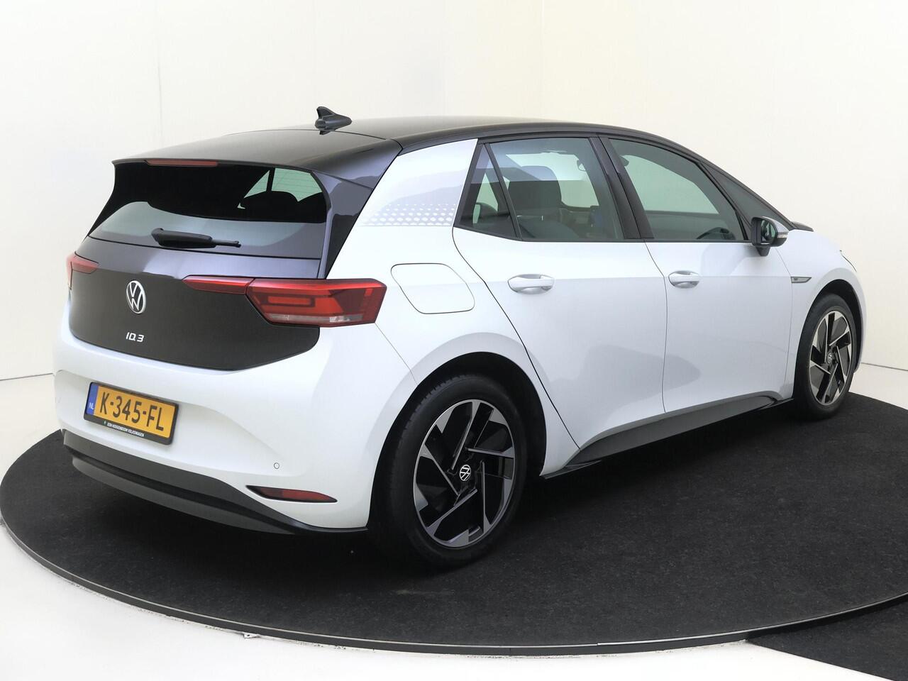 Volkswagen ID.3 First 58 kWh | Stoelverwarming | Navigatie | Adaptieve cruise control | CarPlay | Voorklimatisering | Parkeersensoren | Sfeerverlichting |