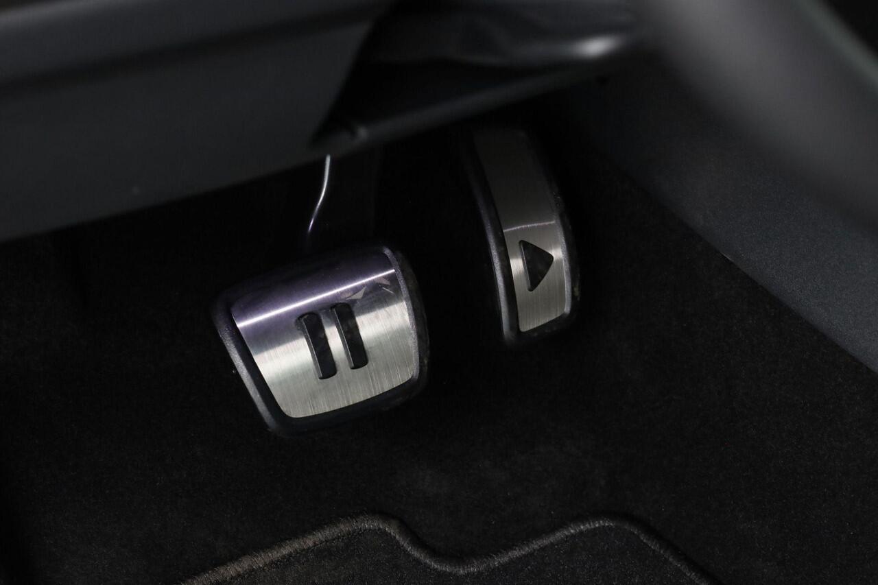 Volkswagen ID.3 Pro Business 59 kWh 150 kW / 204 pk | IQ Light | Achteruitrijcamera | Navigatie | 18 inch