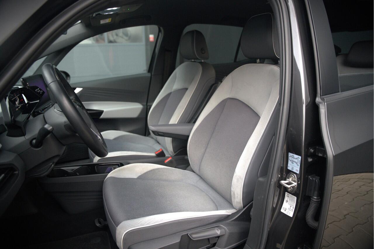 Volkswagen ID.3 First Plus 58 kWh | Stoelverwarming | Stuurverwarming | Camera | Adaptive Cruise Control | Navigatie | Keyless | Parkeersensoren | LED | Apple Carplay | BTW | NAP |