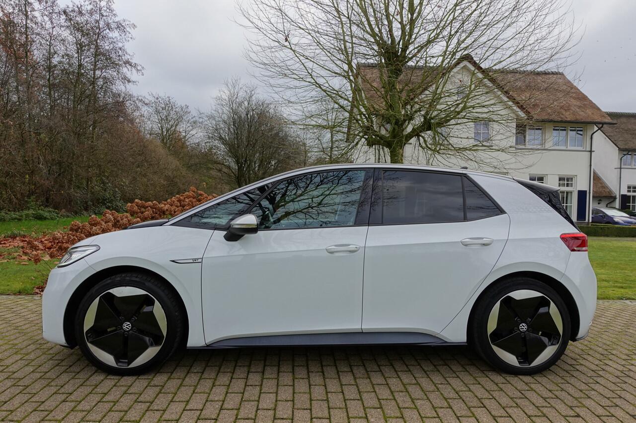 Volkswagen ID.3 First Max 58 kWh | BTW | Pano | I.Q. LIGHT | Head-Up | Stoelverwarming | Massage | Trekhaak |
