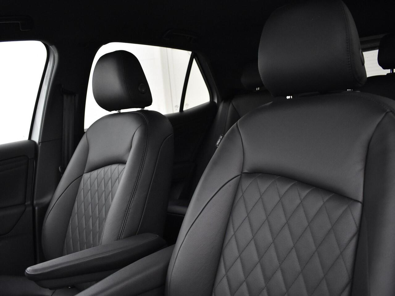 Volkswagen ID.3 Pure Oranje Edition 52kWh |125 kW/170pk Volkswagen ID.3 Pure Oranje Edition 52 kWh |125 kW / 170 pk H | 18" LM velgen met All-season banden | Lederen bekleding | Getint glas |