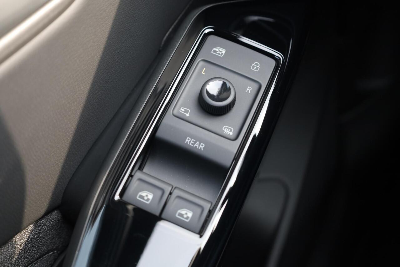 Volkswagen ID.3 Black Edition 52 kWh 170PK / 125kW Apple Carplay & Android Auto, verwarmbare voorstoelen, LED koplampen, navigatie (Discover Pro), comfortstoelen, DAB+, draadloos telefoon laden, rijstrookbehoud assistent (Lane Assist), extra getint glas achter, verkeerst