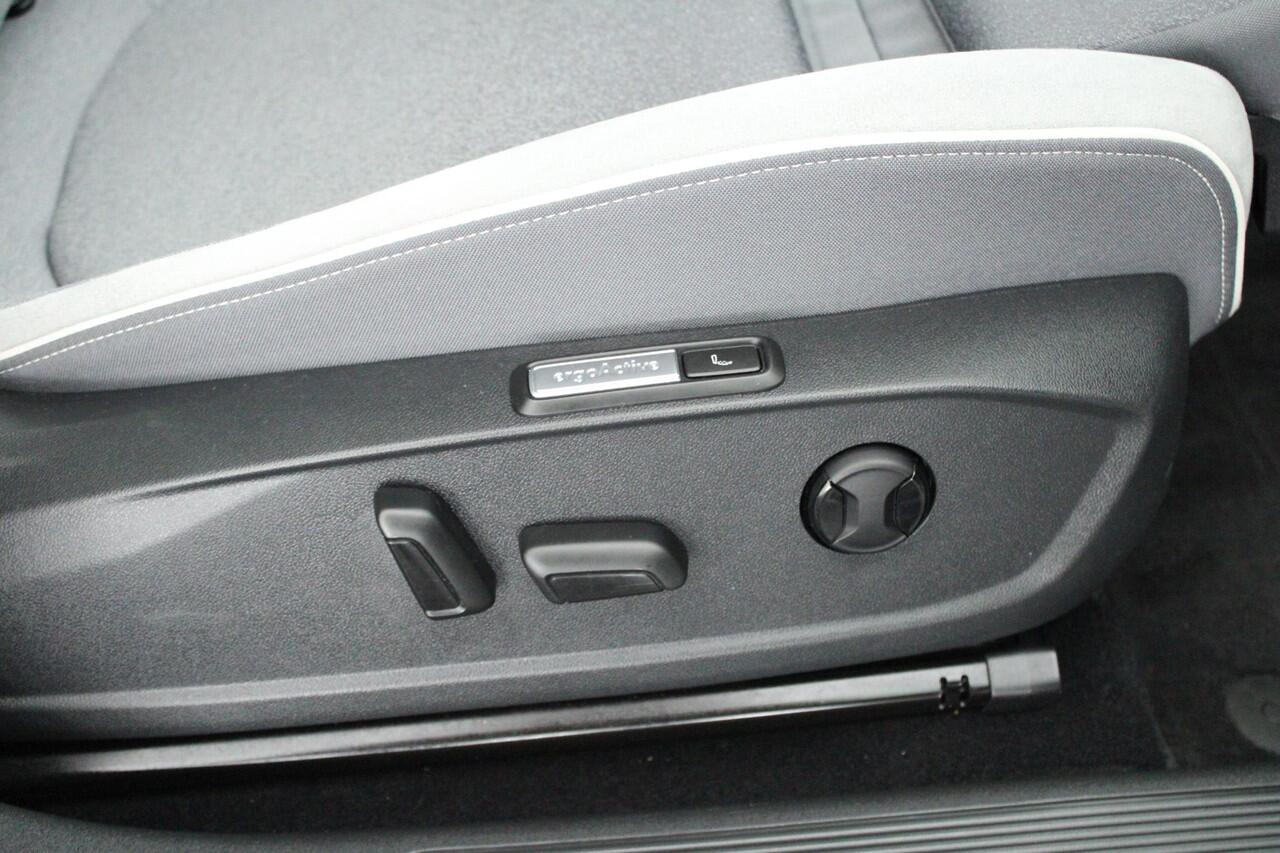 Volkswagen ID.3 First Max 58 kWh 204pk SOH 86% Steunhaak Navigatie Panoramadak Sportstoelen HUD Camera