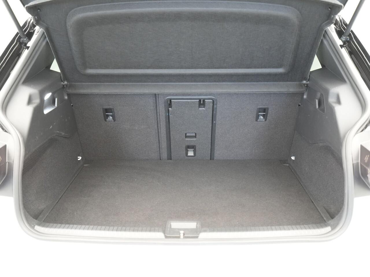 Volkswagen ID.3 First Max 58 kWh 204pk Trekhaak Navigatie Camera Stoelverwarming Side ass.