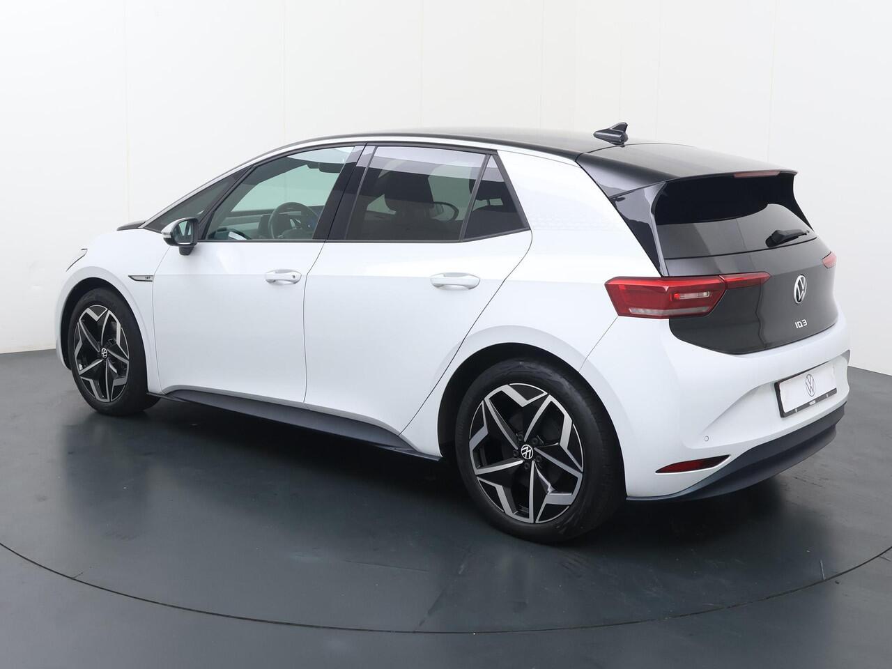 Volkswagen ID.3 First Plus 58 kWh | 204 PK | SoH 85% | Matrix LED | 19" LM velgen | Apple Carplay/Android Auto | Voorstoelen verwarmd |