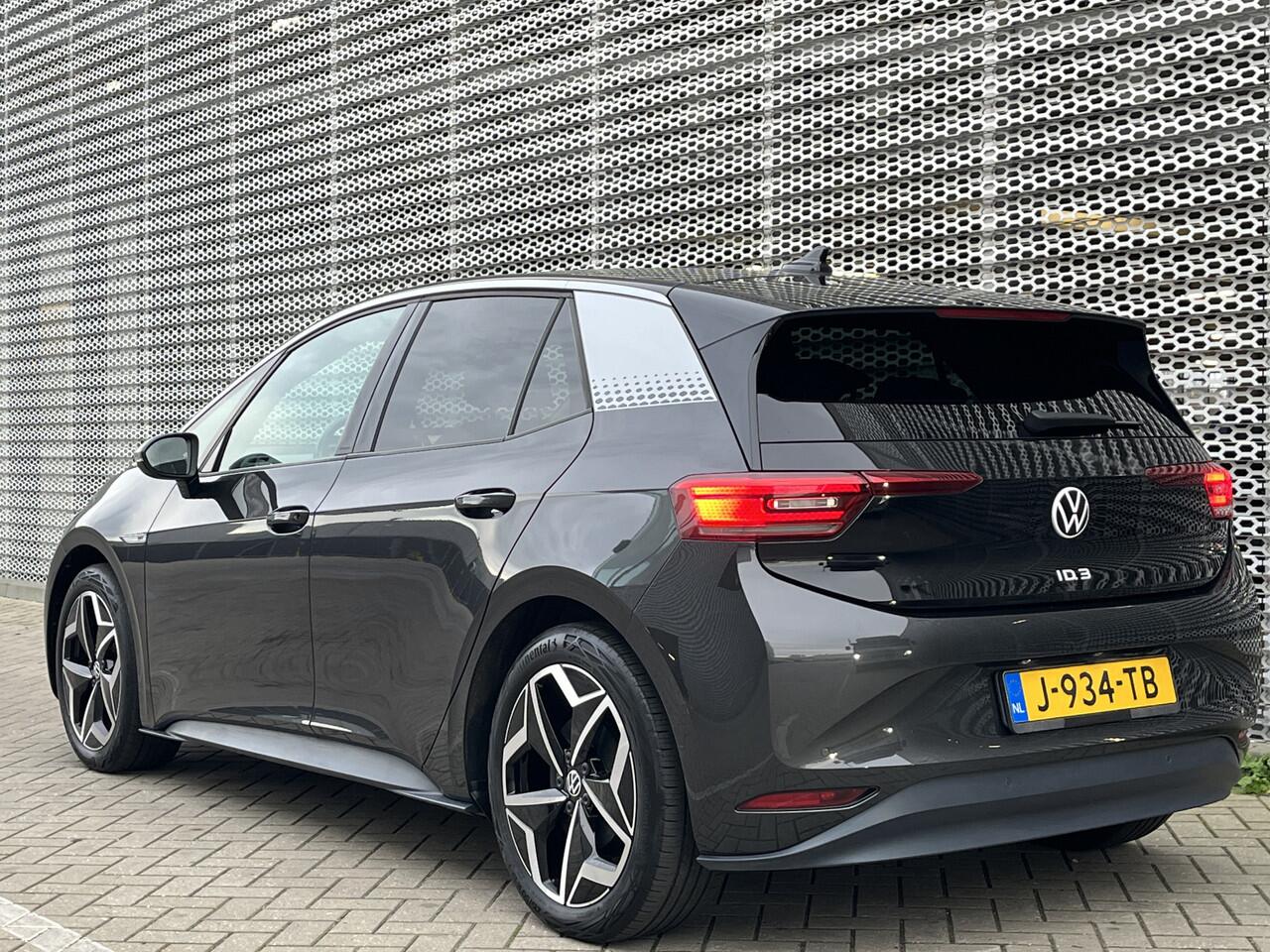 Volkswagen ID.3 First Plus 58 kWh / Navigatie / Camera / Parkeersensoren V+A / App connect / Lichtmetaal 19 inch /