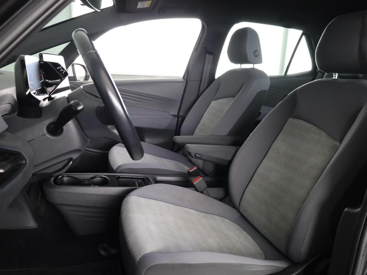 Volkswagen ID.3 First 58 kWh 204 PK | Navigatie | Parkeersensoren | Stoelverwarming | Apple car play / android auto