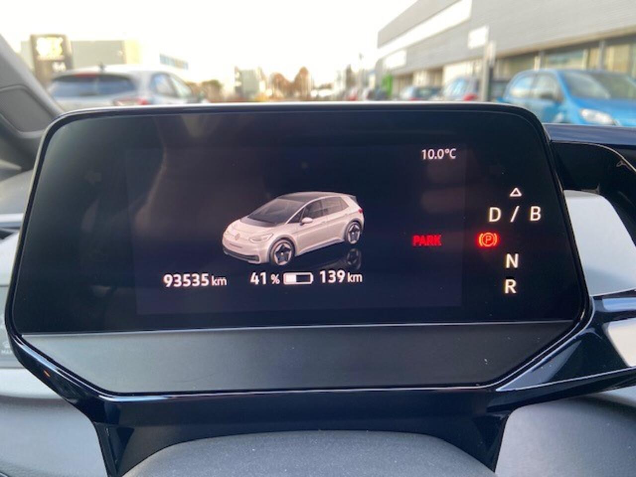 Volkswagen ID.3 First Plus 204PK 58 kWh / Zwart Dak / LED / Navigatie / Camera / Haak+ / 19" LMV