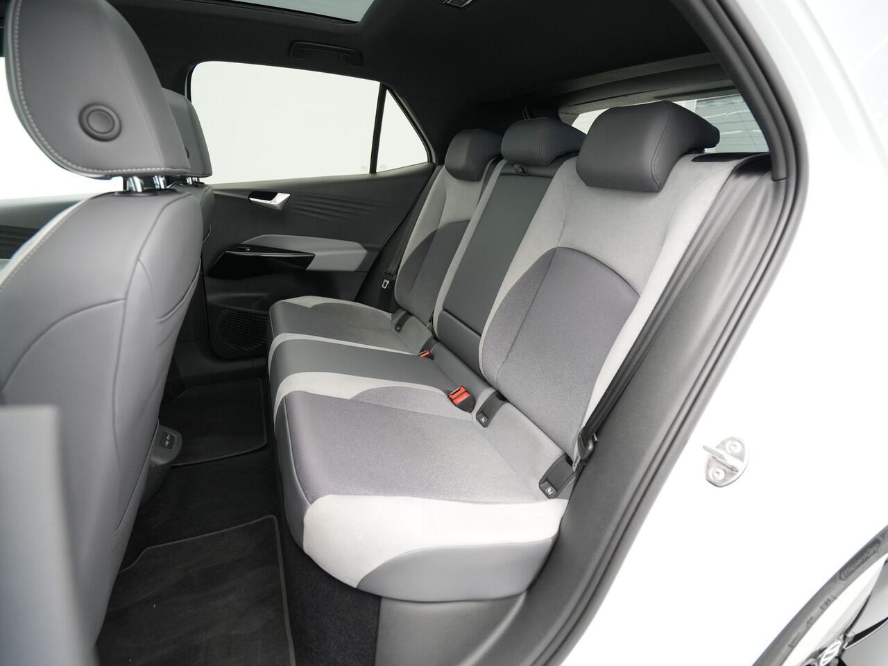 Volkswagen ID.3 First Max 58 kWh 204pk Trekhaak Navigatie Camera Stoelverwarming Side ass.