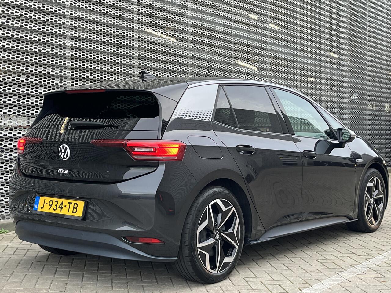 Volkswagen ID.3 First Plus 58 kWh / Navigatie / Camera / Parkeersensoren V+A / App connect / Lichtmetaal 19 inch /