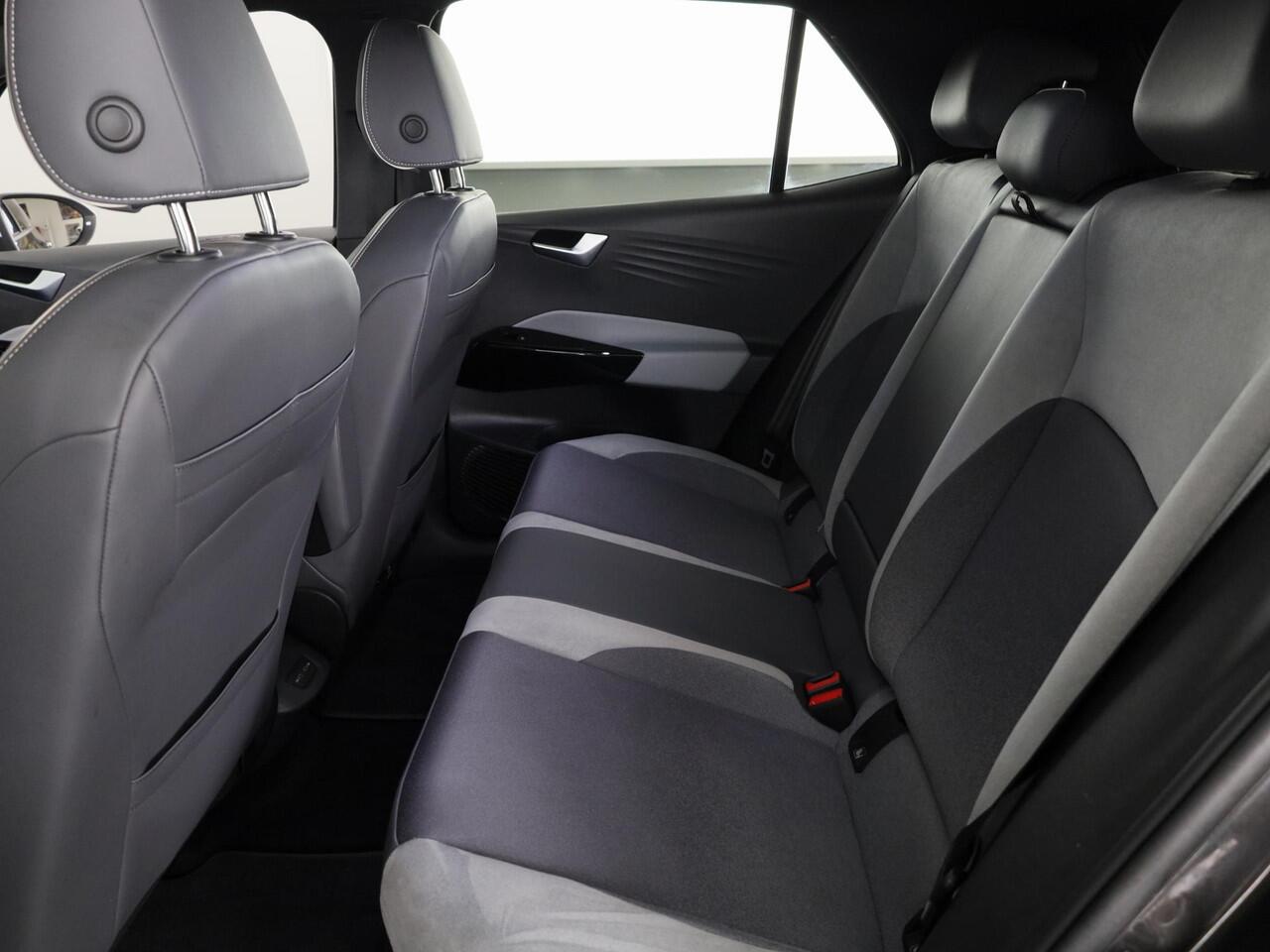 Volkswagen ID.3 First Plus 58 kWh 204 pk | Navigatie | Parkeersensoren | Achteruitrijcamera | Stoelverwarming | Apple Carplay/Android Auto | Matrix LED koplampen |