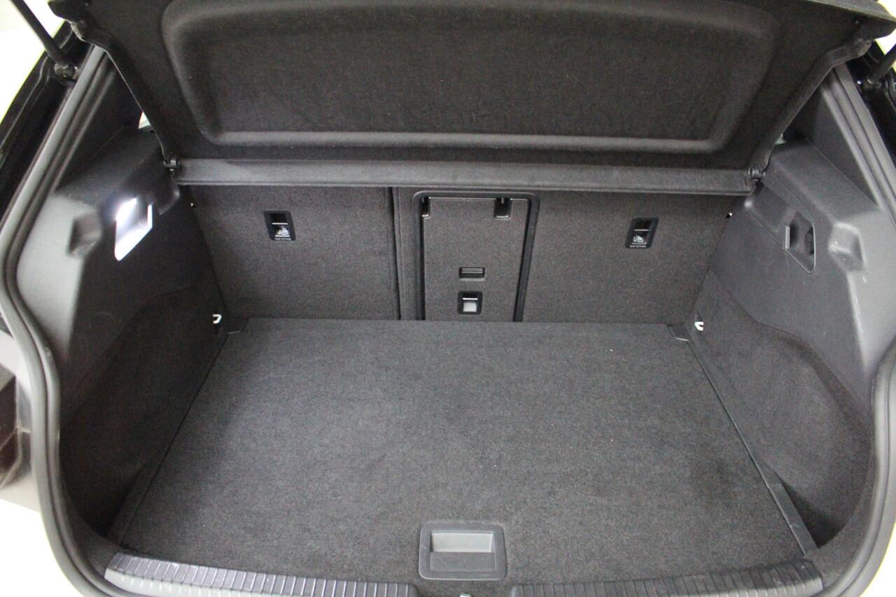 Volkswagen ID.3 First Max 58 kWh Panoramadak | Camera | El. stoelverstelling + massage | IQ-Light