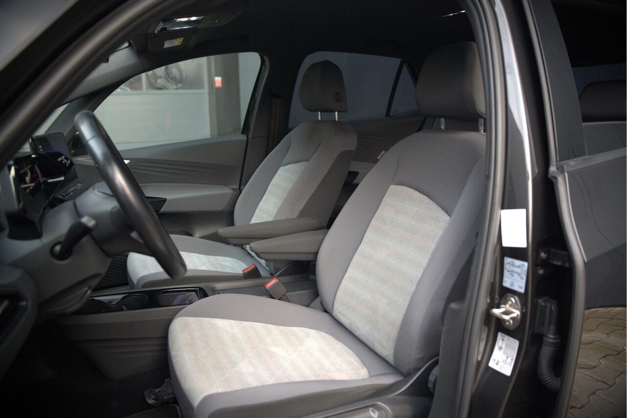 Volkswagen ID.3 Life 58 kWh | Stoelverwarming | Stuurverwarming | Adaptive Cruise Control | Navigatie | Standkachel | Keyless | Parkeersensoren | LED | Apple Carplay | BTW |
