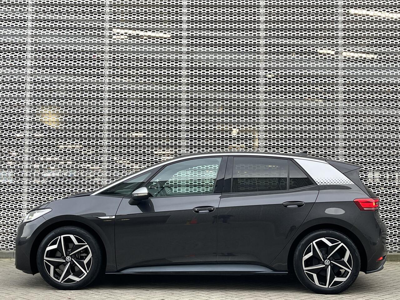 Volkswagen ID.3 First Plus 58 kWh / Navigatie / Camera / Parkeersensoren V+A / App connect / Lichtmetaal 19 inch /
