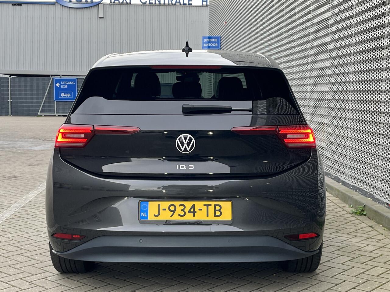 Volkswagen ID.3 First Plus 58 kWh / Navigatie / Camera / Parkeersensoren V+A / App connect / Lichtmetaal 19 inch /