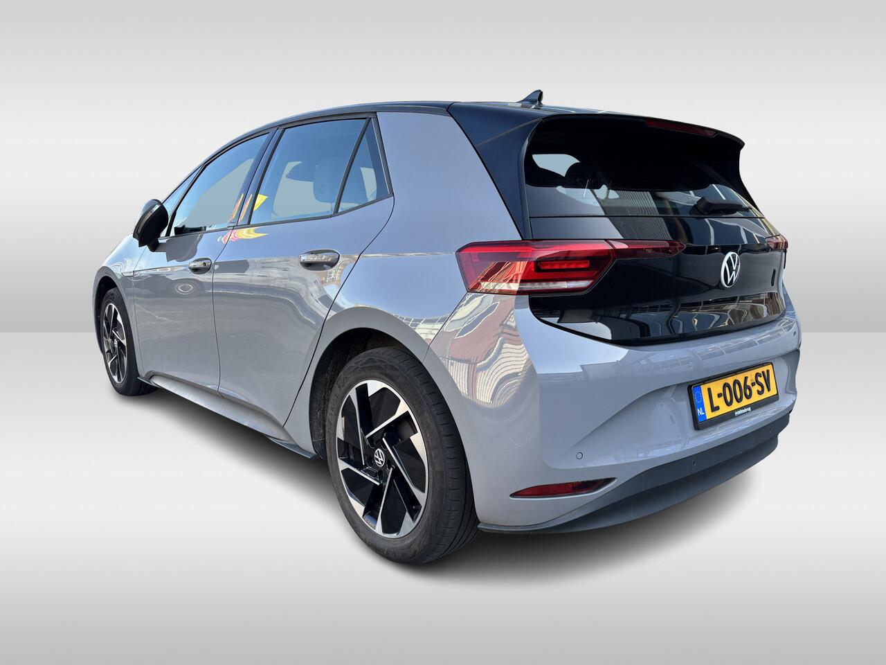 Volkswagen ID.3 Life 58 kWh 204pk Navigatie / 18"LM velgen / Zwart dak / App-connect / Parkeersensoren / Keyless-Go State of health is 89%