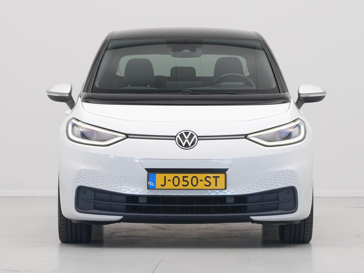 Volkswagen ID.3 First Max 58 kWh 204pk Trekhaak Navigatie Camera Stoelverwarming Side ass.