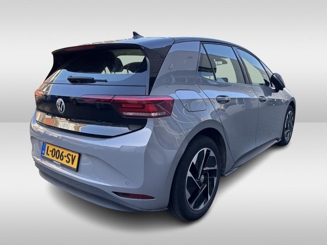 Volkswagen ID.3 Life 58 kWh 204pk Navigatie / 18"LM velgen / Zwart dak / App-connect / Parkeersensoren / Keyless-Go State of health is 89%