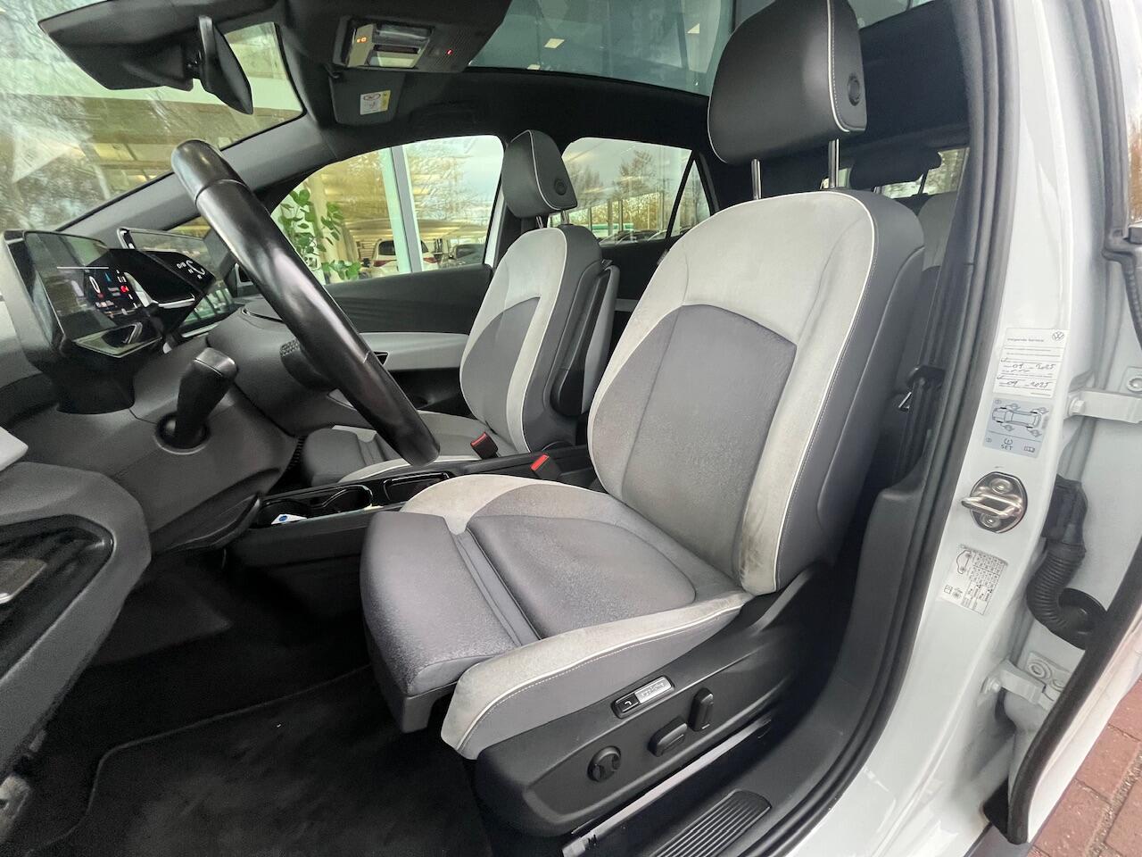 Volkswagen ID.3 First Max 58 kWh / Panorama dak / IQ Led / Navi / Steunhaak/ Getint glas / 20 Inch / Elect. + Massage Stoel