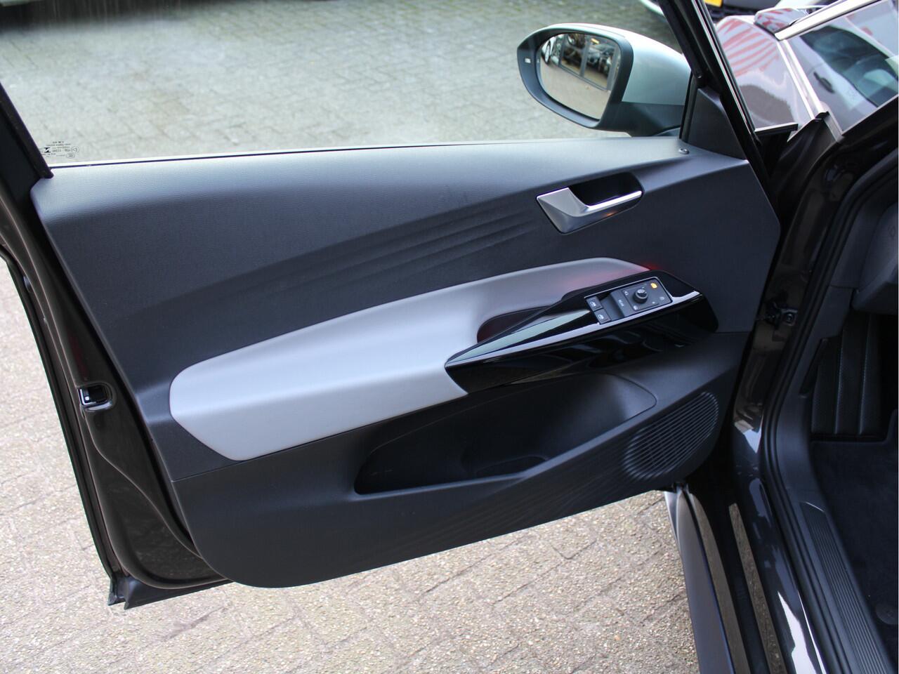 Volkswagen ID.3 First Plus 204PK 58 kWh /NAVI/MATRIX LED/Keyless/19'LM/PDC/Achteruitrijcamera/ACC/Standkachel/Stoelverw./NAP! 1e eig!