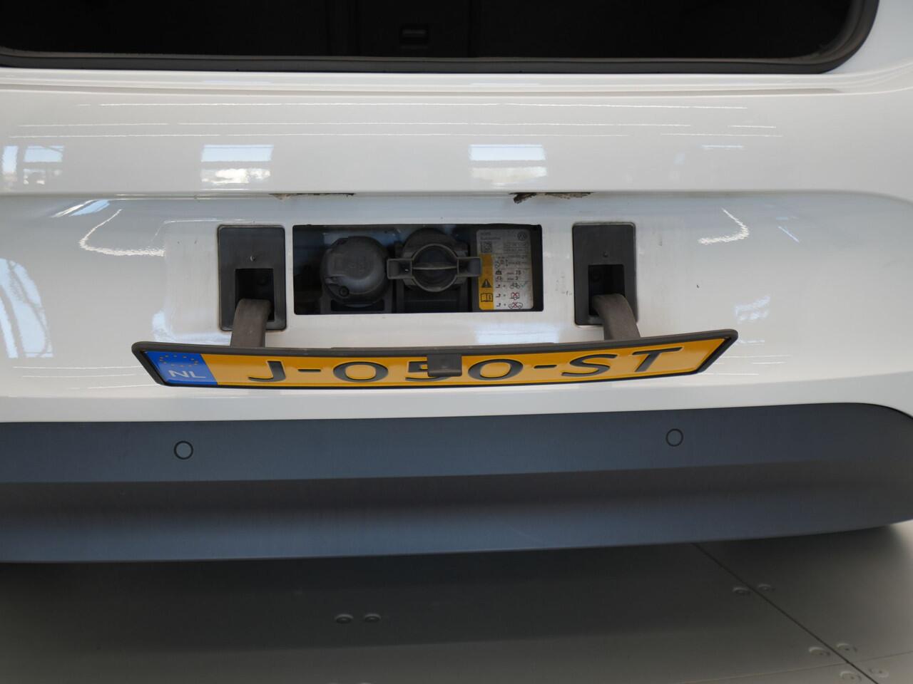 Volkswagen ID.3 First Max 58 kWh 204pk Trekhaak Navigatie Camera Stoelverwarming Side ass.