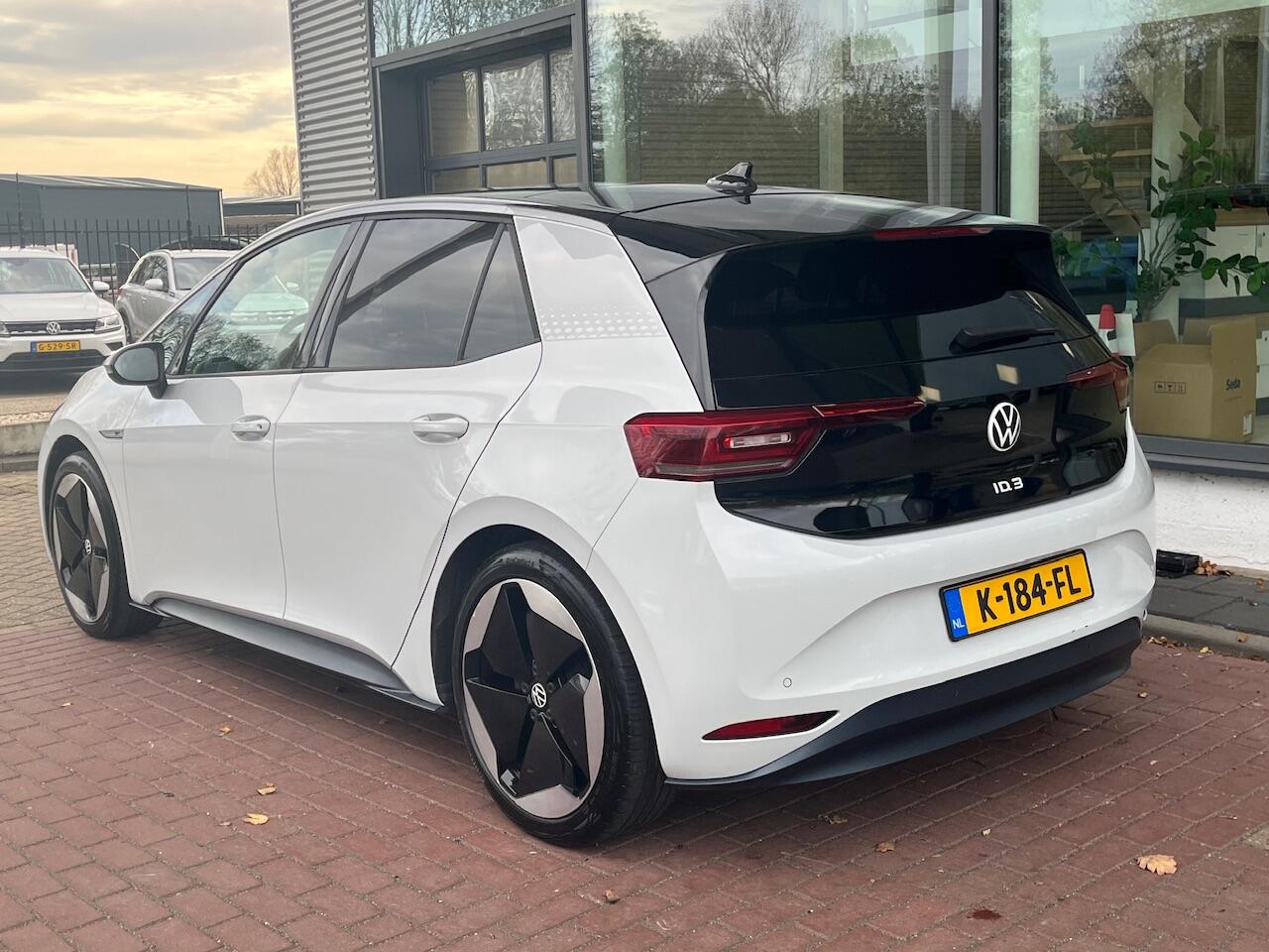 Volkswagen ID.3 First Max 58 kWh / Panorama dak / IQ Led / Navi / Steunhaak/ Getint glas / 20 Inch / Elect. + Massage Stoel