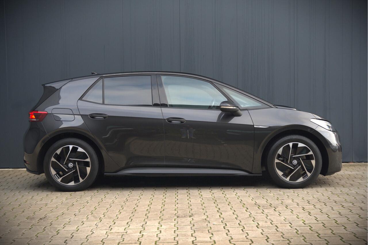 Volkswagen ID.3 Life 58 kWh | Stoelverwarming | Stuurverwarming | Adaptive Cruise Control | Navigatie | Standkachel | Keyless | Parkeersensoren | LED | Apple Carplay | BTW |