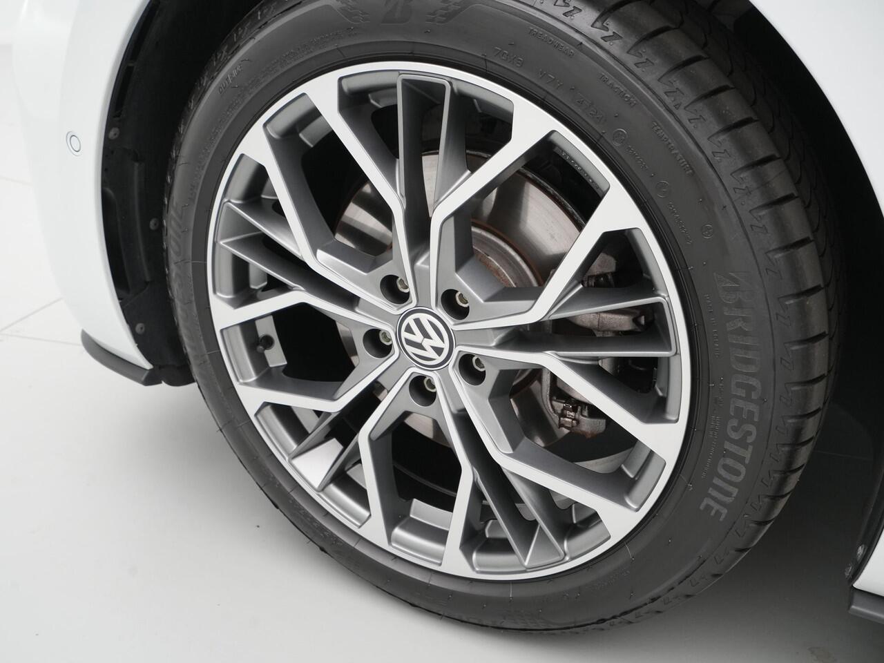 Volkswagen ID.3 Pure Oranje Edition 52 kWh Camera 19"velgen Privacy Glass navigatie Led 181