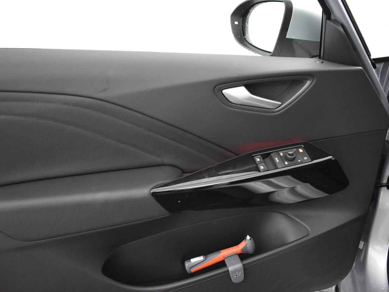 Volkswagen ID.3 Pure Oranje Edition 52kWh |125 kW/170pk Volkswagen ID.3 Pure Oranje Edition 52 kWh |125 kW / 170 pk H | 18" LM velgen met All-season banden | Lederen bekleding | Getint glas |