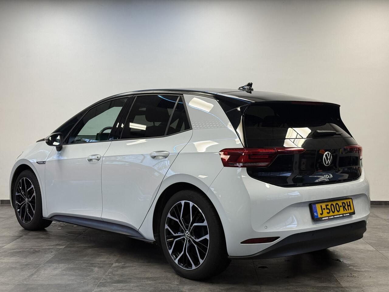 Volkswagen ID.3 First 58 kWh Adaptive-Cruise Full-led Navigatie Trekhaak 24 maanden garantie mogelijk (*vraag naar de voorwaarden)