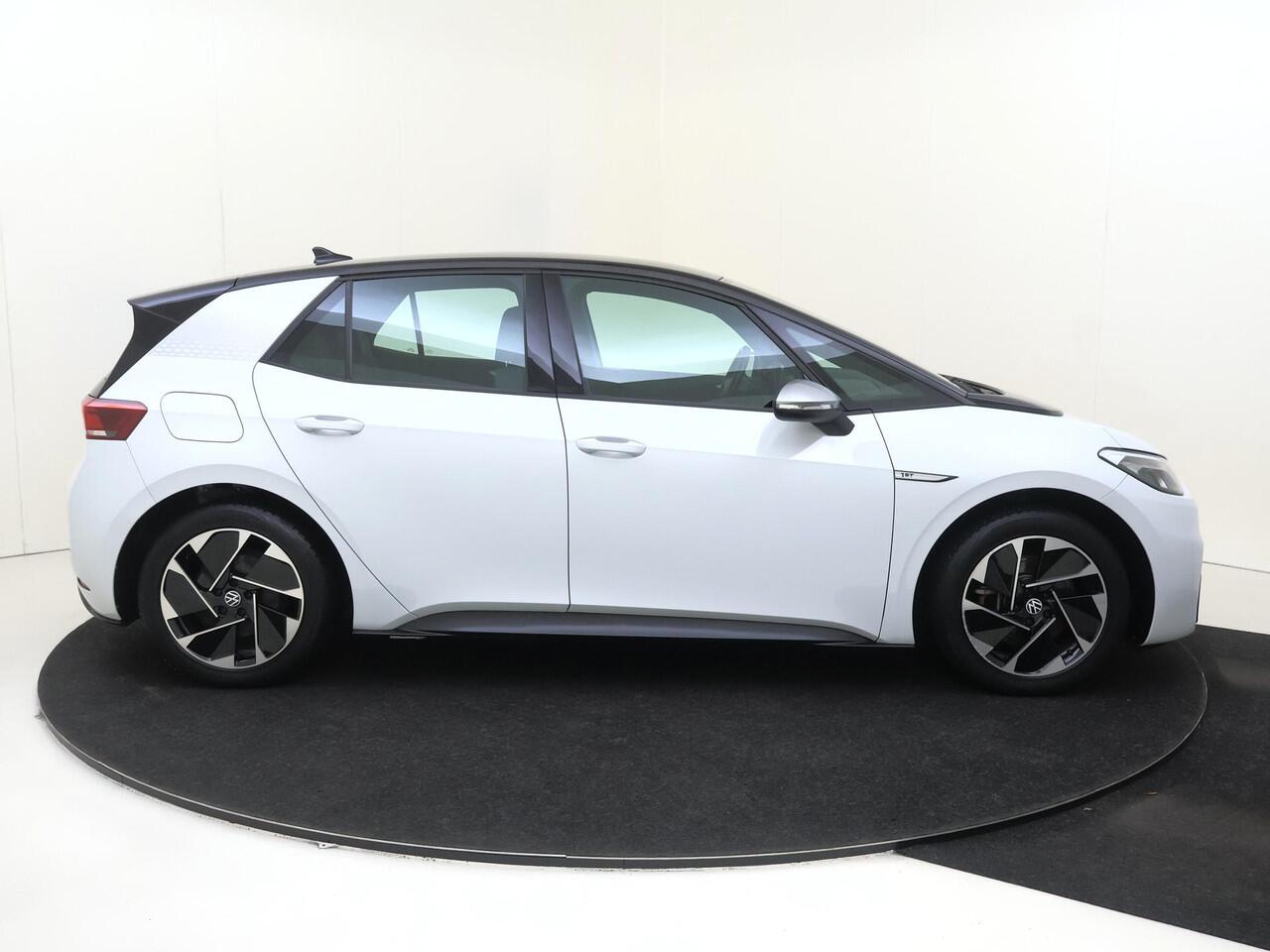 Volkswagen ID.3 First 58 kWh | Stoelverwarming | Navigatie | Adaptieve cruise control | CarPlay | Voorklimatisering | Parkeersensoren | Sfeerverlichting |