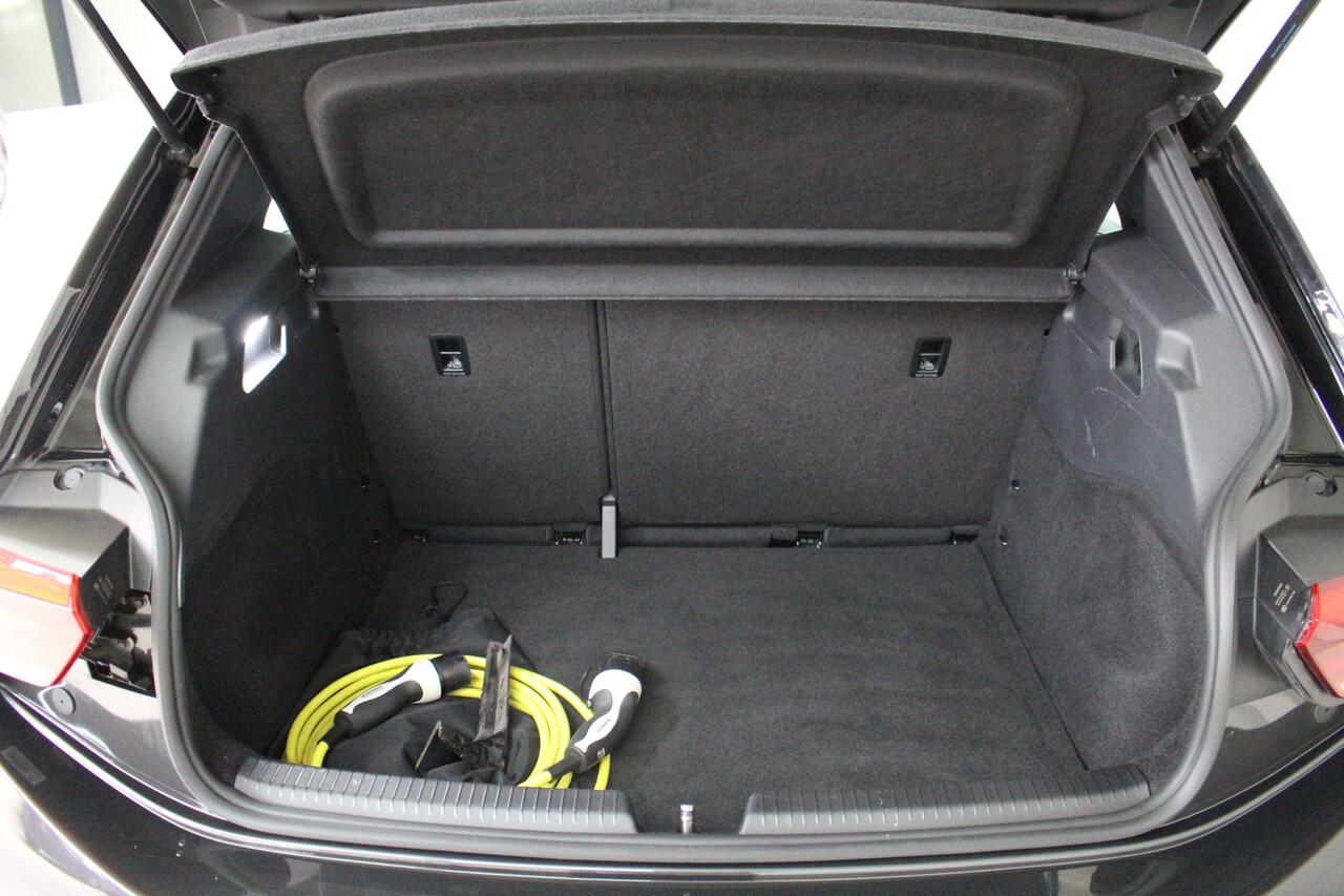 Volkswagen ID.3 First 58 kWh 150 kW / 204 PK Navigatie | Lichtmetalen velgen | Stoel en Stuurverwarming | 90% SoH