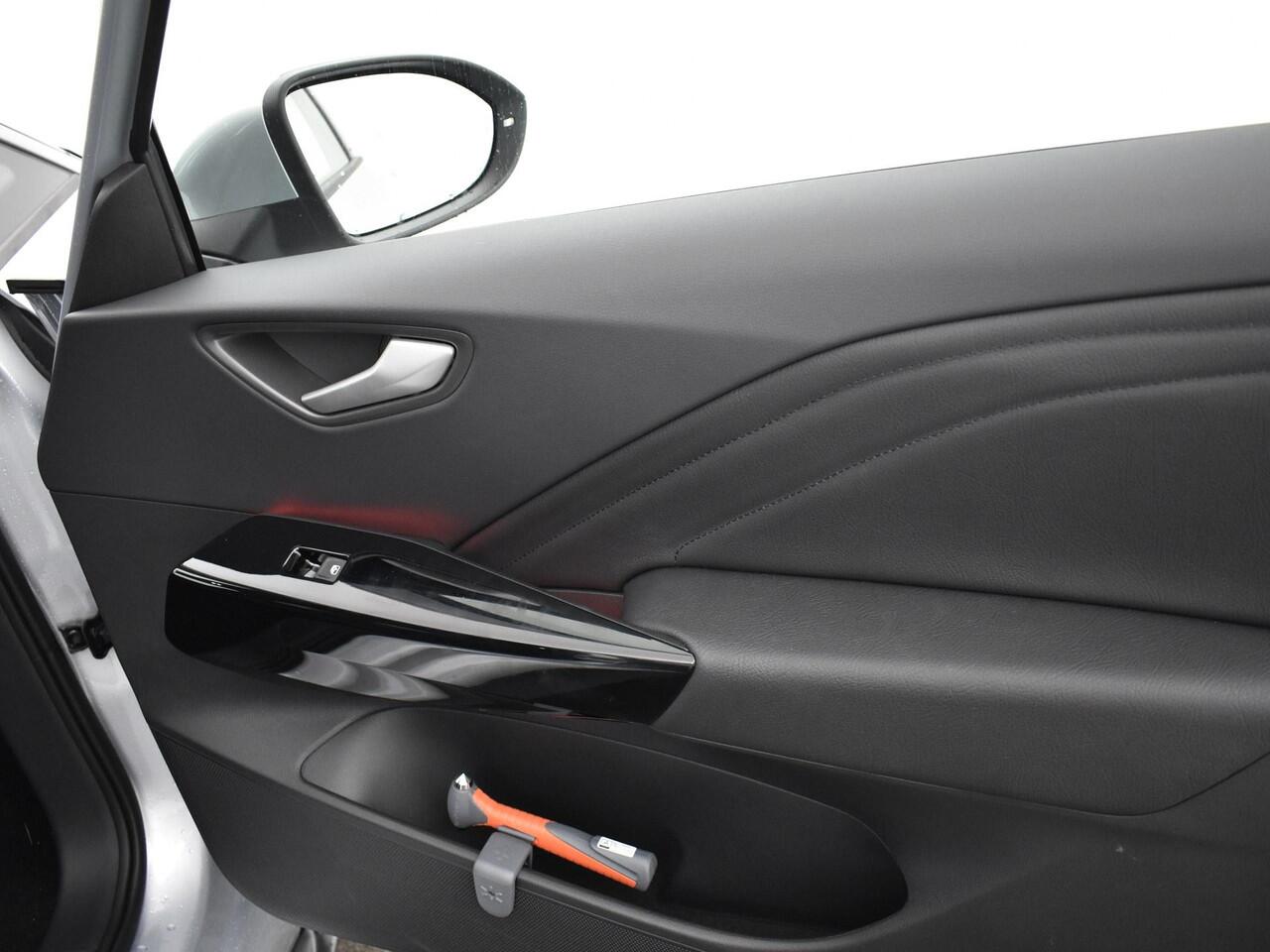 Volkswagen ID.3 Pure Oranje Edition 52kWh |125 kW/170pk Volkswagen ID.3 Pure Oranje Edition 52 kWh |125 kW / 170 pk H | 18" LM velgen met All-season banden | Lederen bekleding | Getint glas |