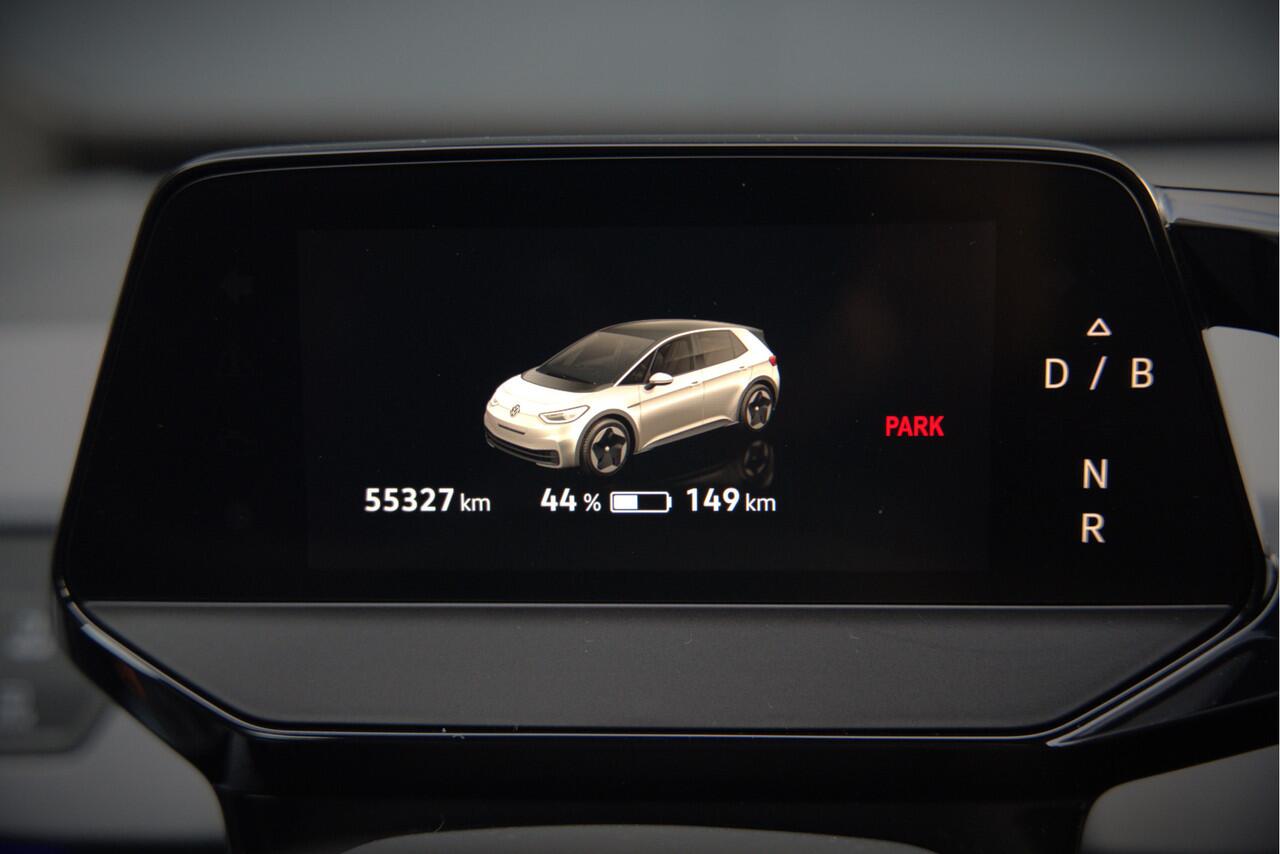 Volkswagen ID.3 Life 58 kWh | Stoelverwarming | Stuurverwarming | Adaptive Cruise Control | Navigatie | Standkachel | Keyless | Parkeersensoren | LED | Apple Carplay | BTW |