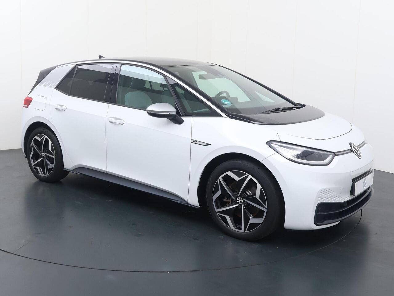 Volkswagen ID.3 First Plus 58 kWh | 204 PK | SoH 85% | Matrix LED | 19" LM velgen | Apple Carplay/Android Auto | Voorstoelen verwarmd |