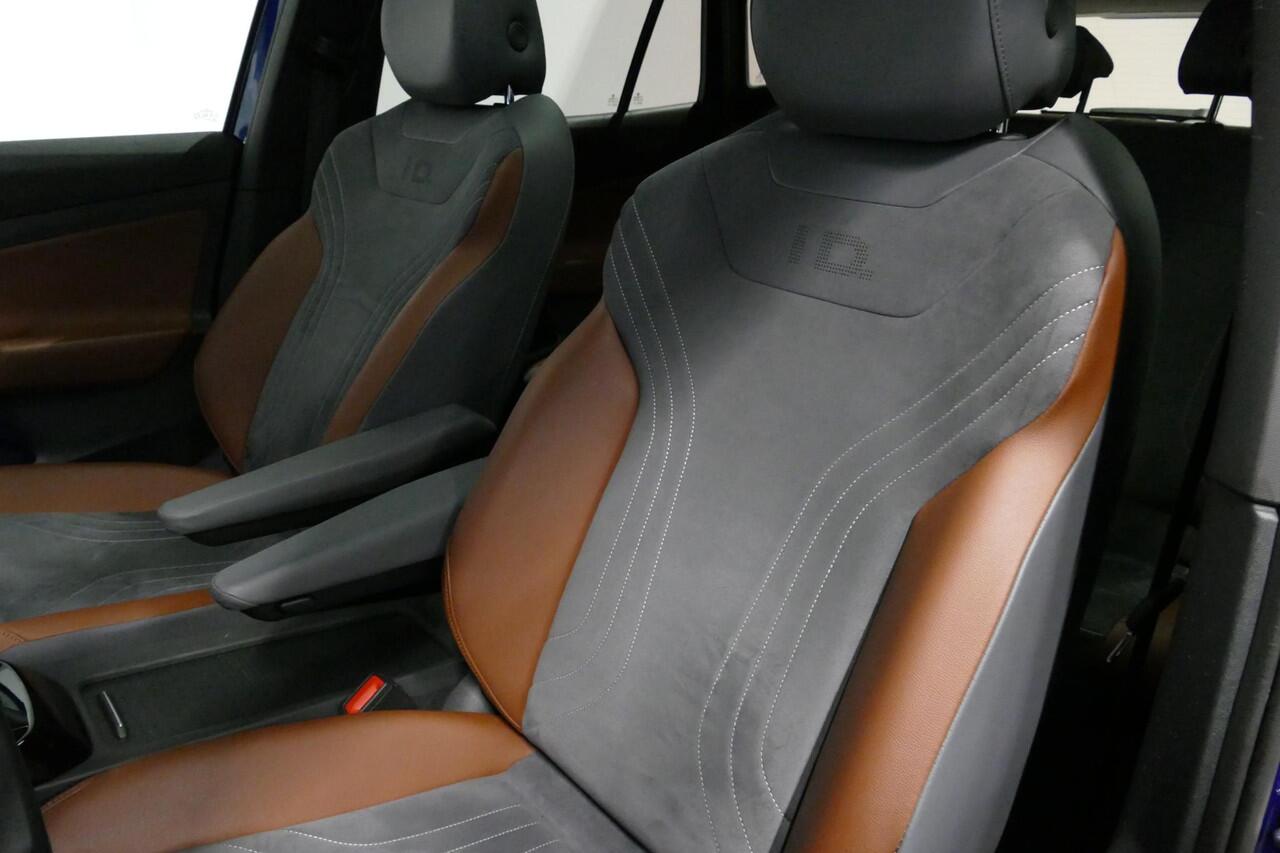 Volkswagen ID.4 First Max 77 kWh / SOH 92% / Panoramadak / Matrix LED IQ.Light / Elektr. verstelbare voorstoelen + memory / HUD Augmented Reality / Rondomzichtcamera / Apple Carplay - Android Auto / Stoelverwarming / 21'' LMV / Keyless / Achteruitrijcamera / Navigatie / 