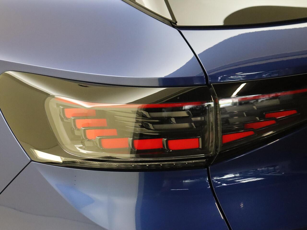 Volkswagen ID.4 Pure 52 kWh | Trekhaak | Keyless | Achteruitrijcamera | Parkeersensoren | 3-zone airco | Stoel- en stuurwielverwarming | Adaptieve cruise control | CarPlay |