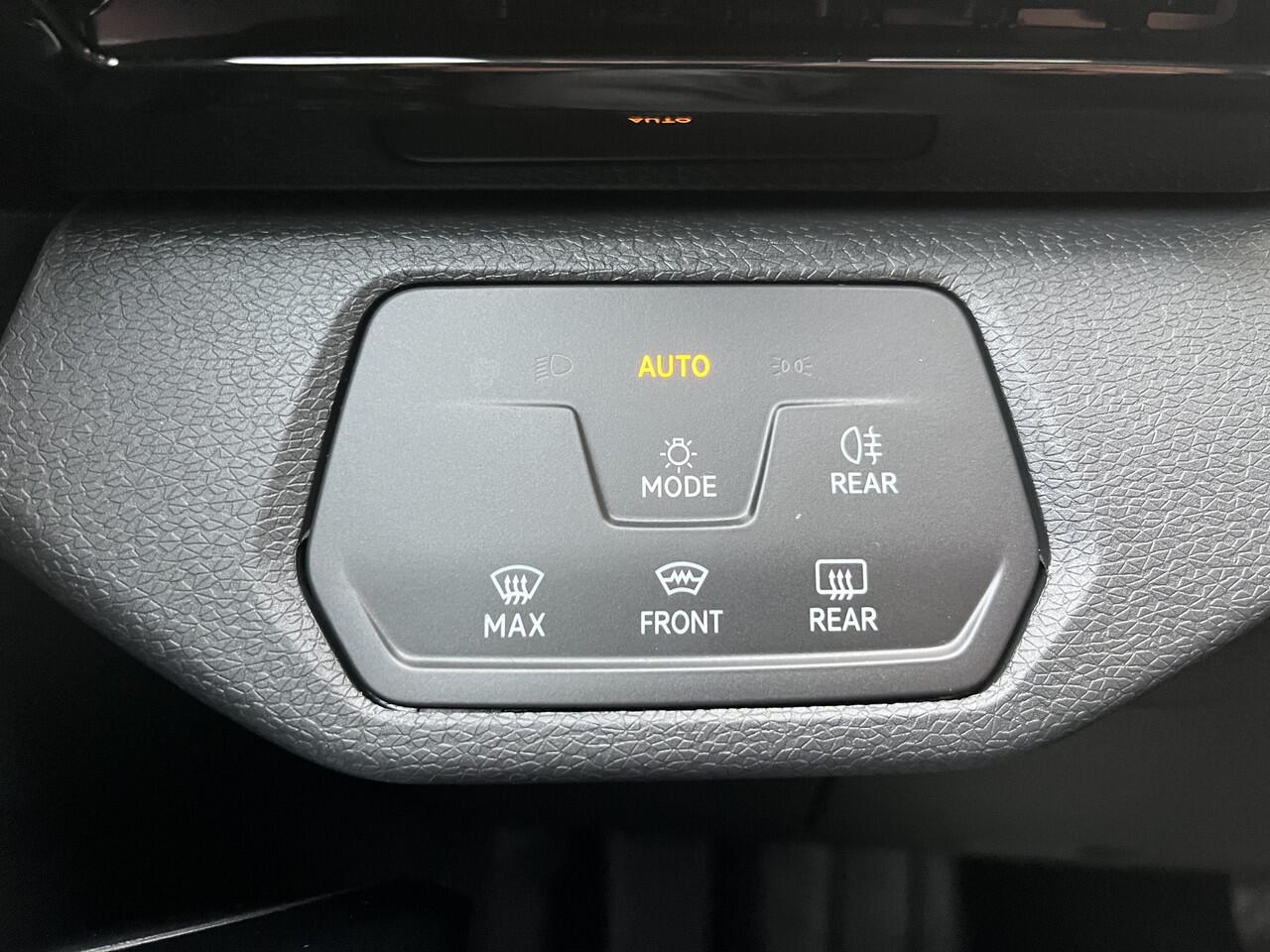 Volkswagen ID.4 Life 77 kWh / WARMTEPOMP/ PARK. SENSOREN/ APP CONNECT/ STOELVERWARM./ GETINT GLAS/ 19" LMV