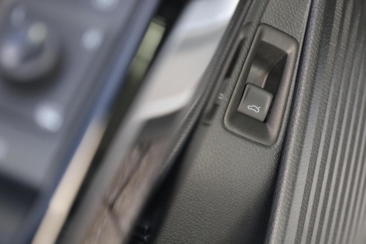 Volkswagen ID.4 Pro 77 kWh SOH 92% warmtepomp, Lederen bekleding met elektrische verstelbare stoelen, rondomzicht camera area view, stuurwiel verwarming, discover pro navigatie, elektrische achterklep, easy open & close, ACC, side assist, 2 zone clima