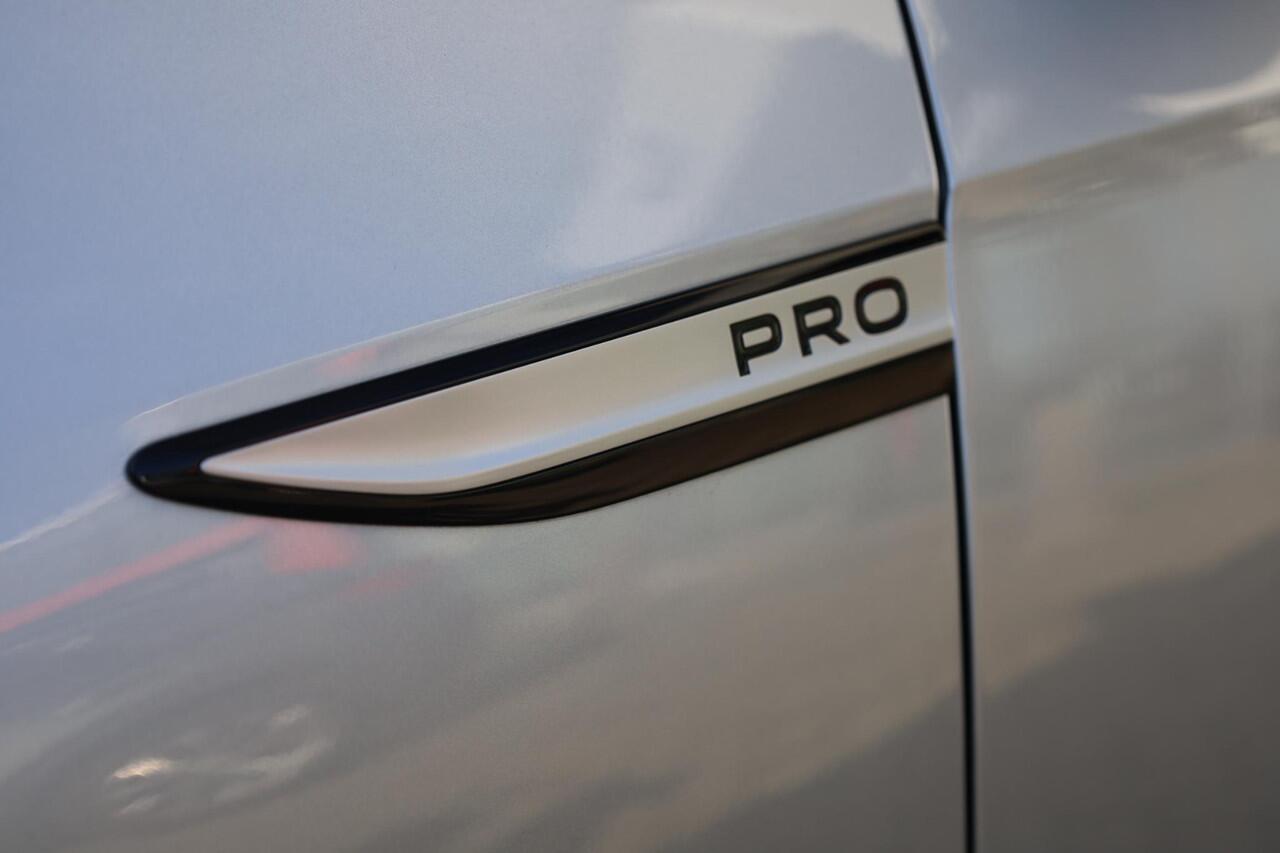 Volkswagen ID.4 Pro 77 kWh SOH 92% warmtepomp, Lederen bekleding met elektrische verstelbare stoelen, rondomzicht camera area view, stuurwiel verwarming, discover pro navigatie, elektrische achterklep, easy open & close, ACC, side assist, 2 zone clima