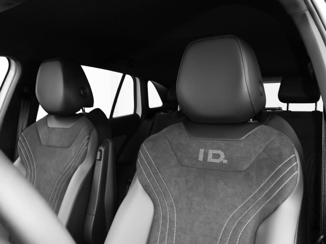 Volkswagen ID.4 Limited Edition 52 kWh accu 170 pk · Draadloze telefoonlader · Achteruitrijcamera ·